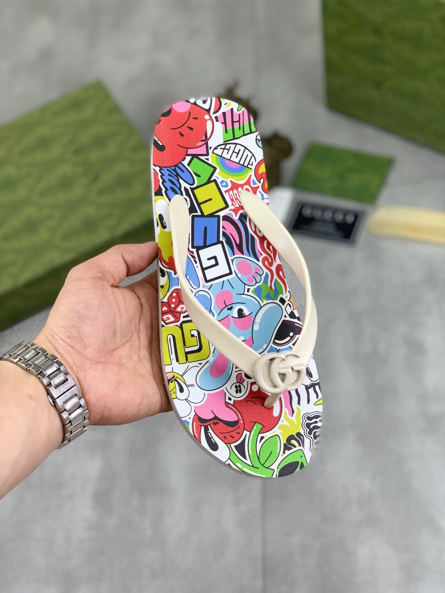 Men's men's shoes 💰P220💰【New style】🆘【GUCCI】Official website's popular Gucci adult couple 🧑‍🤝‍🧑 style, children's flip-flops are on sale at the counter simultaneously! Original fabric imported from Italy. Original bottom provided by the original factory. Size: Adult 36-45. Children’s size: 30-37. Multiple colors available.